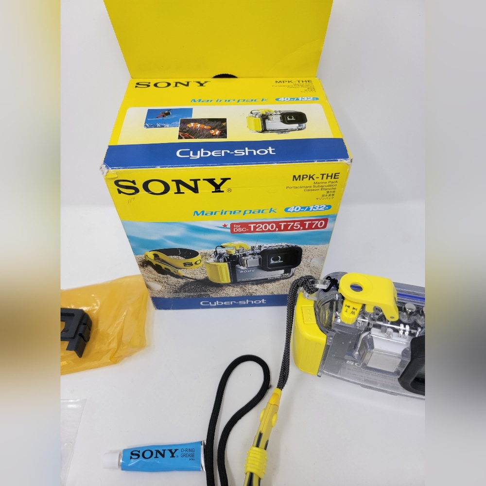 Sony DSC-T90 Carl Zeiss Cybershot And Marine Waterproof Case 2 New Batteries